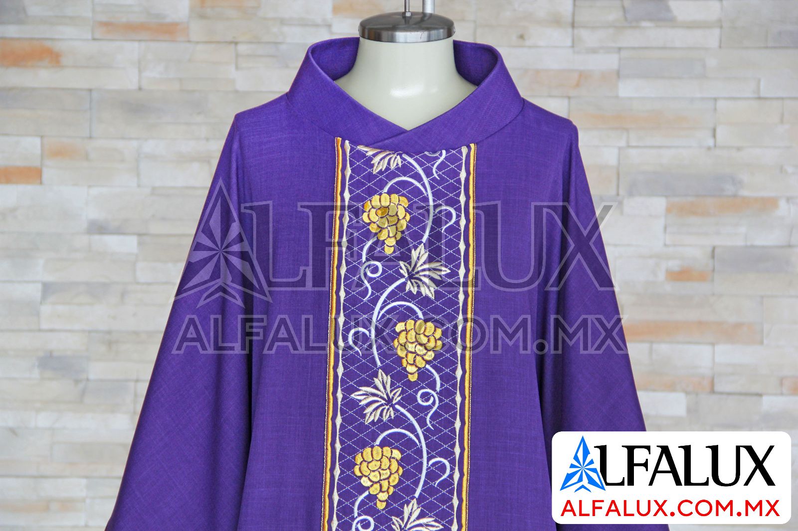 3 UVAS Casulla Alfalux Iris Morado Central (3)